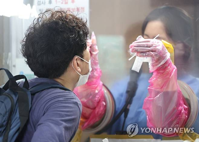 코로나19 확진자 증가세 지속 (서울=연합뉴스) 서대연 기자 = 코로나19 신규확진자 수가 5주째 증가하고 있는 가운데 1일 오전 서울 시내 한 선별진료소에서 한 시민이 검체를 채취하고 있다. 2023.8.1 dwise@yna.co.kr