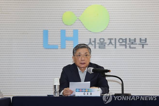 발언하는 이한준 LH 사장 (서울=연합뉴스) 류영석 기자 = 이한준 한국토지주택공사(LH) 사장이 2일 오후 서울 강남구 LH 서울지역본부에서 열린 사장 주재 회의에서 발언하고 있다. 2023.8.2 ondol@yna.co.kr