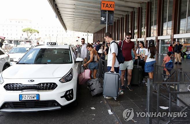 로마 테르미니역 택시 승강장에서 줄선 승객들 [로이터=연합뉴스 자료사진. 재판매 및 DB 금지]