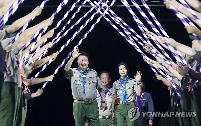 손 흔들며 입장하는 윤석열 대통령 내외 (부안=연합뉴스) 임헌정 기자 = 윤석열 대통령과 김건희 여사가 2일 오후 전북 부안 새만금 부지에서 열린 '2023 새만금 제25회 세계스카우트잼버리' 개영식에서 스카우트 최고의 예우를 표하는 장문례를 받으며 입장하고 있다. 2023.8.2 [대통령실통신사진기자단] kane@yna.co.kr