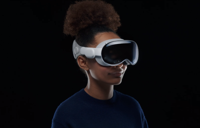 애플이 지난 6월 공개한 XR 기기 '비전프로' 모습./사진=애플