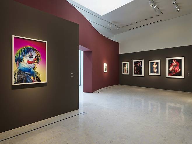 에스파스 루이 비통 서울 신디 셔먼 온 스테이지 파트 II 전시 전경 루이 비통 재단 미술관 컬렉션  Courtesy of Fondation Louis Vuitton, Paris © 2023 Cindy Sherman Courtesy of the artist and Metro Pictures, New York