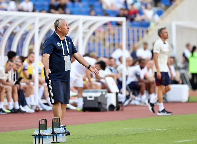 3일 오후 부산아시아드주경기장에서 열린 ‘쿠팡플레이 시리즈 3차전’ 파리 생제르맹(PSG) 대 K리그1 전북 현대 경기에서 전북 현대 단 페트레스쿠 감독이 작전 지시를 하고 있다. 사진=연합뉴스