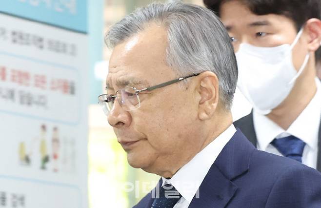 박영수 전 특별검사가 3일 2번째 구속 전 피의자 심문을 받기 위해 서울 서초구 서울중앙지방법원에 출석하고 있다. (사진=이데일리 이영훈 기자)