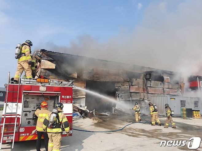 2일 오후 3시49분께 전북 전주시 덕진구 고랑동 한 식자재 창고에서 불이 났다.(전북소방본부 제공)2023.8.2/뉴스1