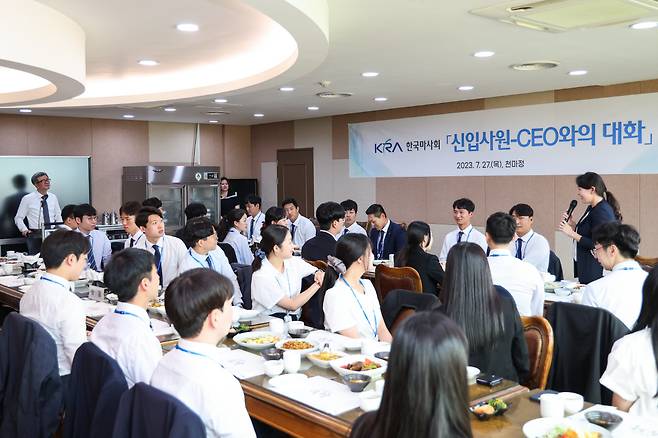 정기환 한국마사회장(맨 왼쪽)이 7월 27일 과천 한국마사회 본사에서 신입사원들과 대화를 하고 있다. 사진제공=한국마사회