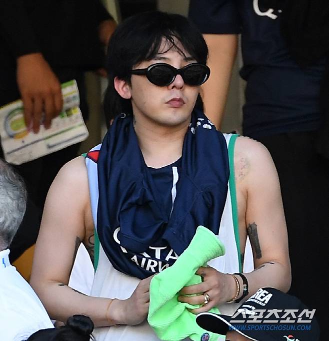 파리 생제르맹과 전북 현대의 친선경기가 3일 부산아시아드주경기장에서 열렸다. 지드래곤이 경기를 지켜보고 있다. 부산=박재만 기자pjm@sportschosun.com/2023.08.03/