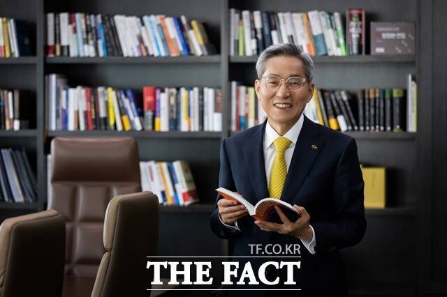 KB금융그룹이 1분기에 이어 2분기에도 리딩금융을 수성한 가운데 윤종규 회장의 비금융 포트폴리오 확대 전략이 주목받고 있다. /KB금융