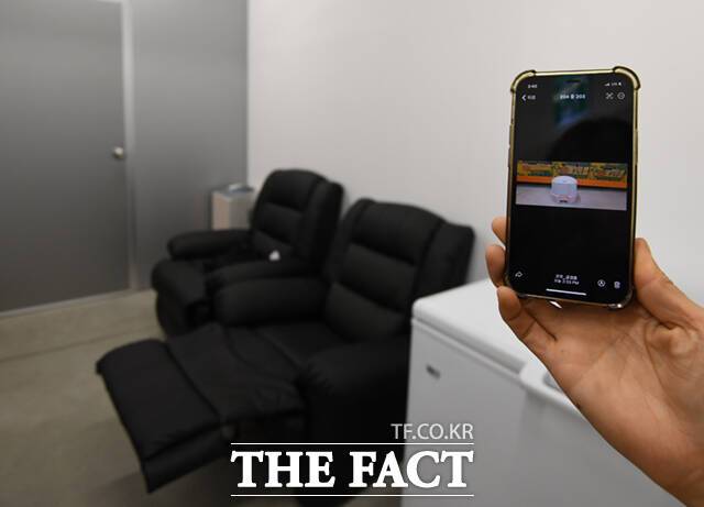 이소율 노조 총무부장이 욕실의자가 있었던 기존의 휴게실 사진을 공개하고 있다. 현재 이곳에는 리클라이너 의자 2대와 생수 냉장고 등이 설치됐다. 휴게 공간 일부에 적재돼있던 상품들 역시 치워졌다.