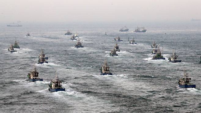 대형선망어선 60여 척이 지난 7월 6일 오전 부산 서구 부산공동어시장에서 출항하고 있다./뉴시스