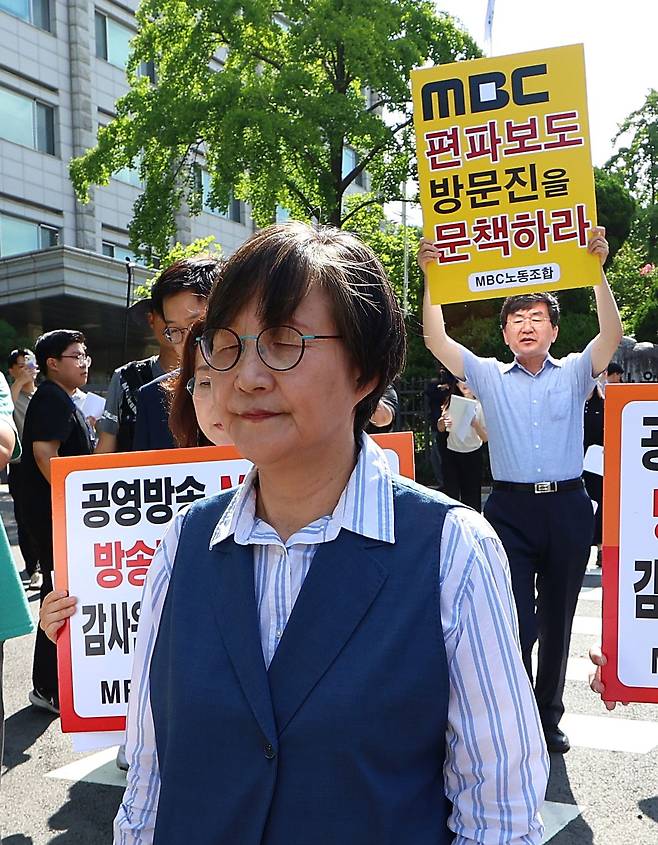 <YONHAP PHOTO-1434> 감사원 향하는 권태선 이사장     (서울=연합뉴스) 김도훈 기자 = MBC 대주주인 방송문화진흥회의 권태선 이사장이 3일 오전 서울 종로구 감사원 앞에서 MBC 탄압 및 방송 장악 중단 촉구 기자회견을 마친 뒤 감사원 건물로 향하고 있다.      오정환 MBC 제3노조 위원장이 방문진 문책 촉구 피케팅을 하며 그 뒤를 따르고 있다.      방송통신위원회는 MBC 경영에 대한 관리·감독을 게을리하고, 주식 차명 소유 의혹이 불거진 안형준 MBC 사장을 선임한 점을 들어 권태선 이사장 해임 절차에 착수하기로 했다. 2023.8.3     superdoo82@yna.co.kr/2023-08-03 10:28:15/ <저작권자 ⓒ 1980-2023 ㈜연합뉴스. 무단 전재 재배포 금지.>