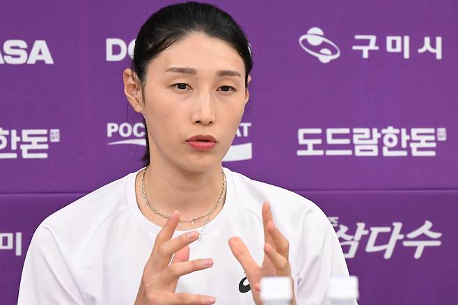 배구선수 김연경이 3일 경북 구미 박정희체육관에서 IOC 선수위원 도전에 대한 입장을 밝히고 있다. /한국배구연맹