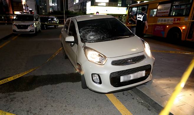 서현역 일대에서 묻지마 흉기 난동 사건이 발생한 3일 오후 경기 성남시 분당 서현역과 AK백화점 앞에 범인이 인도로 돌진한 차량이 세워져 있다./뉴스1