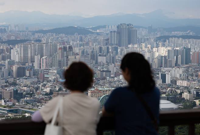 지난달 26일 오후 서울 용산구 남산N타워에서 바라본 아파트단지의 모습./뉴스1