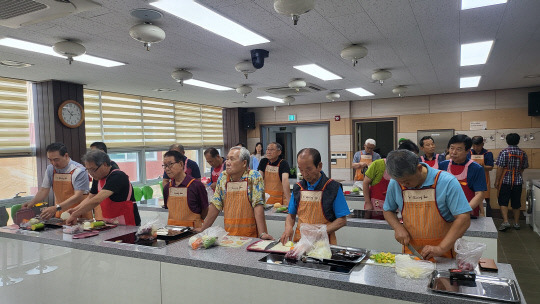 논산시 화지동에 위치한 논산시건강생활지원센터에서는 매주 화요일 '꽃중년 요섹남 도전 프로그램'이 진행되고 있다. 사진=논산시 제공