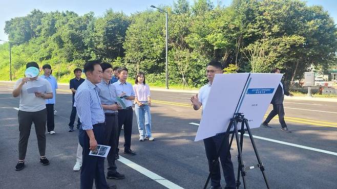 정장선 시장(앞줄 왼쪽)이 시도19호선 현장 평가회를 지켜보고 있다ⓒ평택시 제공