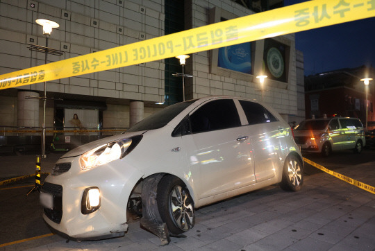 3일 오후 경기 성남시 분당구 서현역 인근 백화점에서 발생한 묻지마 흉기 난동 사건에 앞서 용의자가 경차를 몰고 인도로 돌진해 보행자들을 들이받는 사고를 내 4명이 부상한 것으로도 확인됐다. 사진은 용의자가 이용한 차량. [성남=연합뉴스]