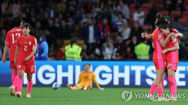 한국 여자축구, 세계 2위 독일과 값진 무승부 (브리즈번=연합뉴스) 김주성 기자 = 3일 오후(한국시간) 호주 퀸즐랜드주의 브리즈번 스타디움에서 열린 2023 국제축구연맹(FIFA) 호주·뉴질랜드 여자월드컵 H조 3차전 한국 대 독일 경기. 1-1 무승부로 경기를 마친 한국 선수들이 서로를 격려하고 있다. 2023.8.3 utzza@yna.co.kr (끝)