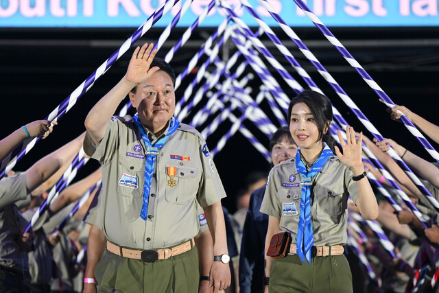 윤석열 대통령과 김건희 여사가 2일 오후 전북 부안 새만금 부지에서 열린 ‘2023 새만금 제25회 세계스카우트잼버리’ 개영식에서 스카우트 최고의 예우를 표하는 장문례를 받으며 입장하고 있다. 대통령실 제공