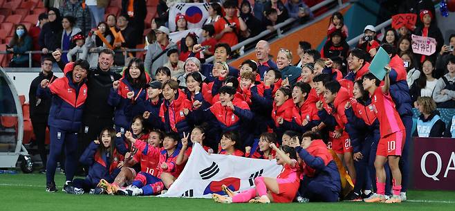 한국 대표팀이 3일(한국시각) 호주 퀸즐랜드주의 브리즈번 스타디움에서 열린 2023 국제축구연맹(FIFA) 호주·뉴질랜드 여자월드컵 H조 조별리그 3차전 독일과 경기에서 무승부를 기록한 뒤 환한 표정으로 기념촬영을 하고 있다. 브리즈번/연합뉴스