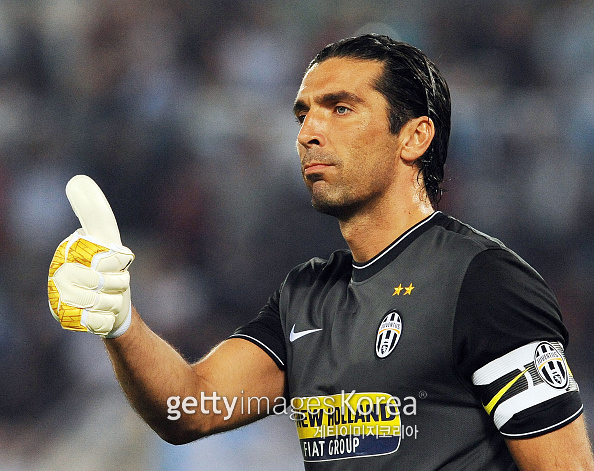 ROME - SEPTEMBER 12: Gianluigi Buffon of FC Juventus during the Serie A match between SS Lazio v FC Juventus at Stadio Olimpico on September 12, 2009 in Rome, Italy. (Photo by Giuseppe Bellini/Getty Images)
