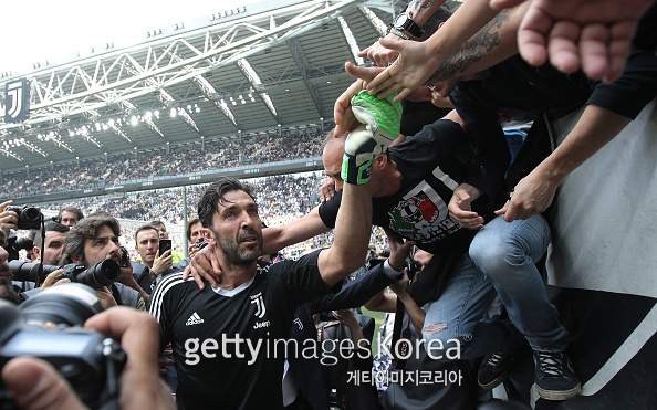 TURIN, ITALY - MAY 19: Gianluigi Buffon of Juventus FC greets the fans in his last match for the club prior to the serie A match between Juventus and Hellas Verona FC at Allianz Stadium on May 19, 2018 in Turin, Italy. (Photo by Emilio Andreoli/Getty Images)