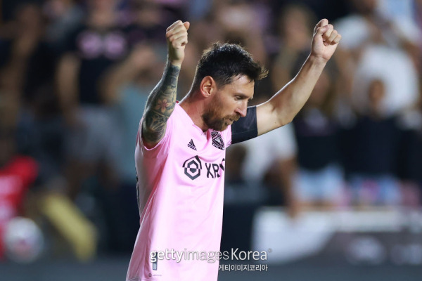 FORT LAUDERDALE, FLORIDA - AUGUST 02: Lionel Messi #10 of Inter Miami CF celebrates after scoring a goal in the second half during the Leagues Cup 2023 Round of 32 match between Orlando City SC and Inter Miami CF at DRV PNK Stadium on August 02, 2023 in Fort Lauderdale, Florida. (Photo by Hector Vivas/Getty Images)