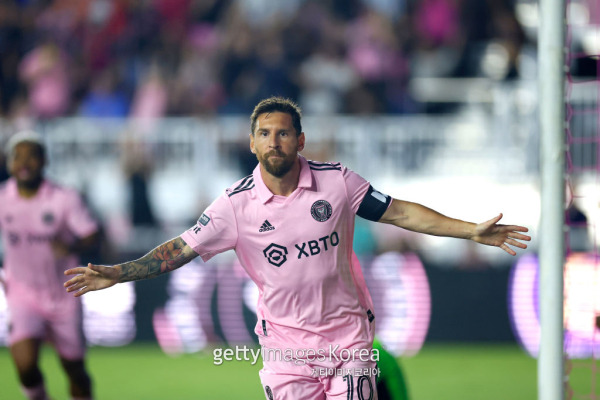 FORT LAUDERDALE, FLORIDA - AUGUST 02: Lionel Messi #10 of Inter Miami CF celebrates after scoring a goal in the first half during the Leagues Cup 2023 Round of 32 match between Orlando City SC and Inter Miami CF at DRV PNK Stadium on August 02, 2023 in Fort Lauderdale, Florida. (Photo by Mike Ehrmann/Getty Images)