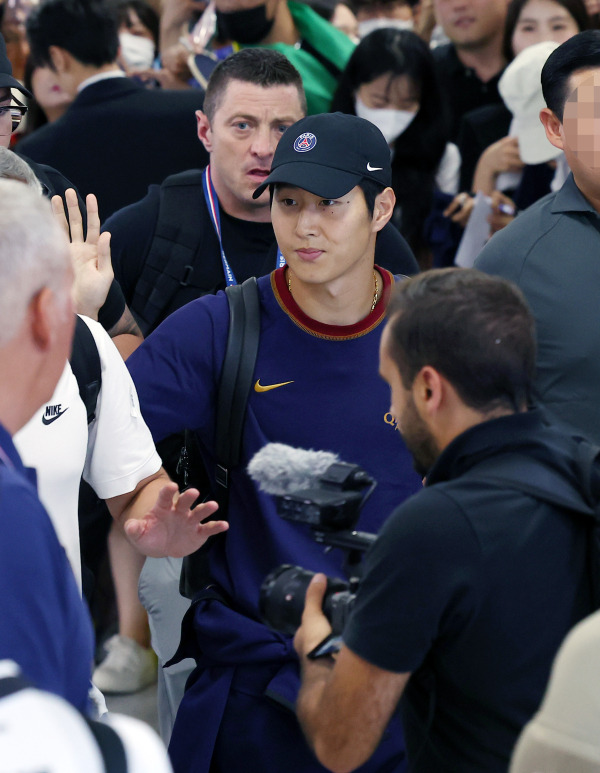 <yonhap photo-2660=""> 손 흔드는 이강인 (부산=연합뉴스) 손형주 기자 = 프랑스 프로축구 파리 생제르맹(PSG) 이강인이 2일 오후 부산 강서구 김해국제공항으로 입국하고 있다. PSG는 3일 오후 부산 아시아드주경기장에서 전북현대와 경기를 치른다. 2023.8.2 handbrother@yna.co.kr/2023-08-02 14:58:45/ <저작권자 ⓒ 1980-2023 ㈜연합뉴스. 무단 전재 재배포 금지.></yonhap>