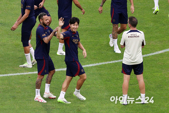 프랑스 프로축구 파리생제르맹(PSG) 소속 네이마르 선수가 2일 오후 부산 연제구 부산아시아드주경기장에서 이강인 선수의 손을 들며 팬들에게 인사하고 있다. [사진=뉴시스]