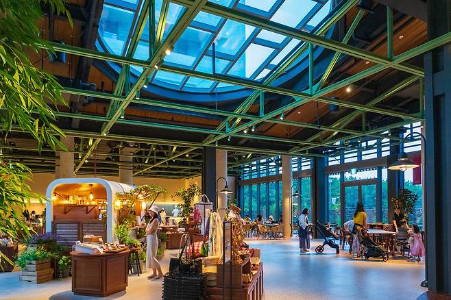 식물 가게와 서점, 소품 가게, 레스토랑 등이 모인 '모비딕 마켓'.