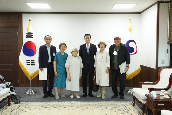 김영호 통일부 장관이 3일 서울 종로구 정부서울청사에서 납북자·억류자·국군포로 단체장 및 가족과 촬영한 기념사진. 통일부.