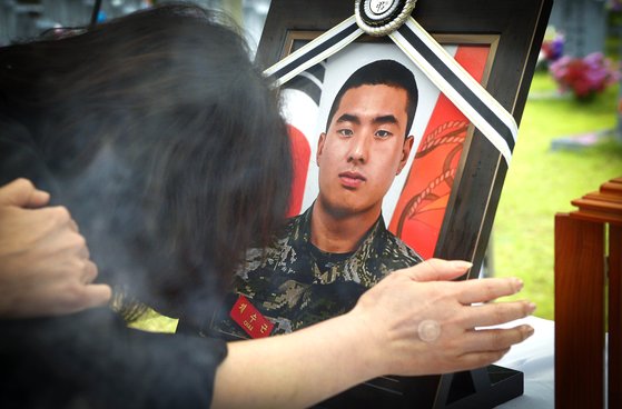 경북 예천 폭우 피해 실종자 수색 임무도중 순직한 해병대 고(故) 채수근 상병의 안장식이 지난달 22일 오후 국립대전현충원 장병묘역에서 엄수됐다. 이날 안장식에서 채 상병의 어머니가 아들의 영정을 어루만지며 오열하고 있다. 김성태/2023.07.22.