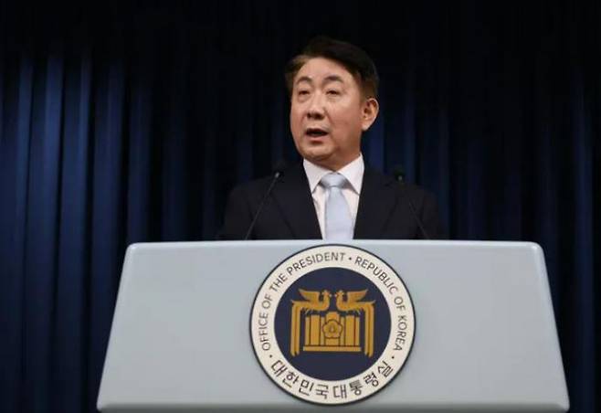 Lee Dong-kwan, special advisor to the president on external relations nominated for the chair of the Korea Communications Commission, extends his greetings in the press briefing room at the Office of the President in Yongsan, Seoul on July 28. Yonhap News