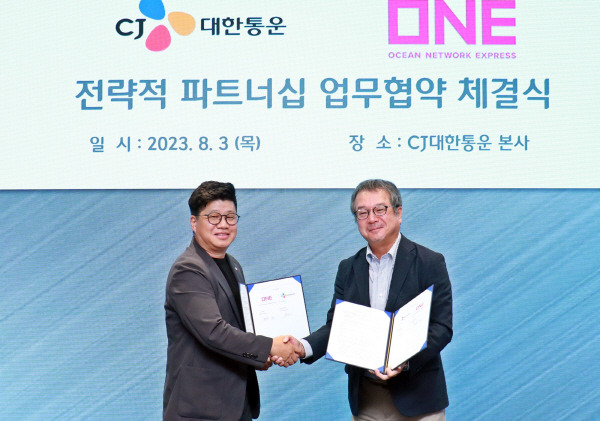 CJ대한통운은 글로벌 7위 컨테이너 선사인 일본 ‘오션 네트워크 익스프레스 (OCEAN NETWORK EXPRESS, ONE)’와 전략적 파트너십 업무협약을 체결했다. 3일 오전 서울 종로구 CJ대한통운 본사 대회의실에서 열린 업무협약 행사에서 강병구 CJ대한통운 글로벌부문 대표(왼쪽)와 구리모토 유 ONE 영업총괄 사장이 악수를 나누고 있다. CJ대한통운 제공