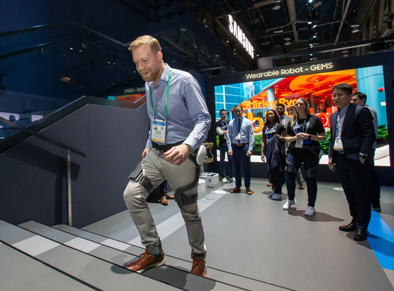 A visitor tries on Samsung Electronics' wearable robot GEMS, or Gait Enhancing and Motivating System, at CES 2020. [SAMSUNG ELECTRONICS]