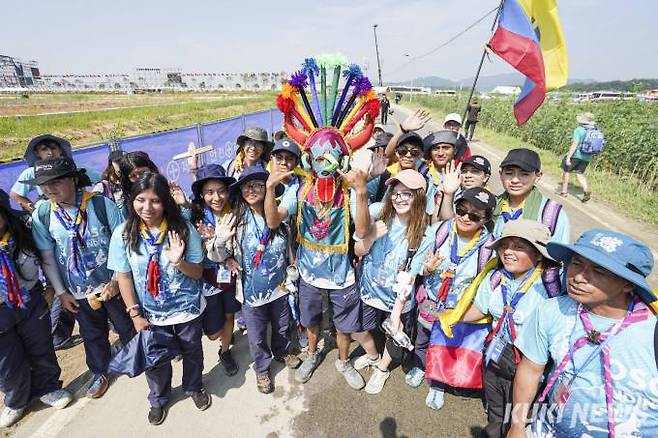2일 오후 새만금 세계스카우트잼버리에 참가한 해외 스카우트 대원들이 인사하고 있다. &nbsp; 사진=임형택 기자