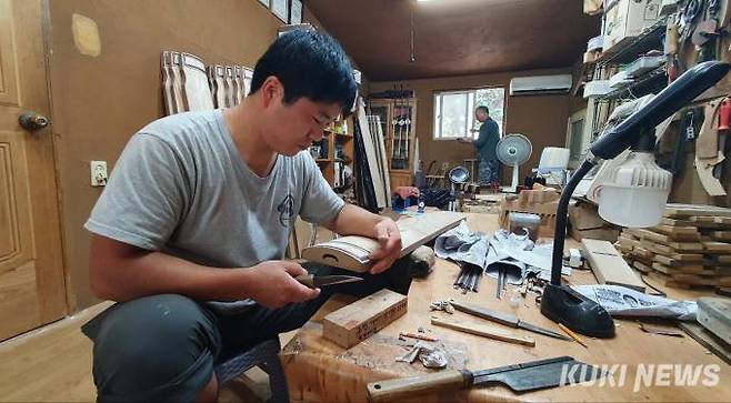표태선 악기장의 후계자이자 조카인 영광씨가 공방에서 현악기를 제작하고 있다. 사진=이익훈 기자