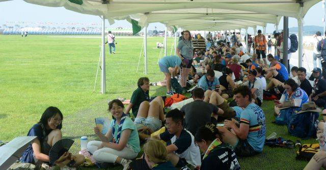 2023 새만금 제25회 세계스카우트잼버리가 개회한 1일 전북 부안군 세계스카우트잼버리 대회장에서 스카우트 대원들이 뜨거운 열기를 피해 그늘에서 휴식을 취하고 있다. 뉴시스