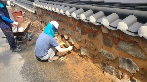 경기문화재단 경기문화재연구원 경기문화재돌봄센터 보수2반 직원들이 풍수해로 유실된 심곡서원 담장을 보수하고 있다. 김보람기자