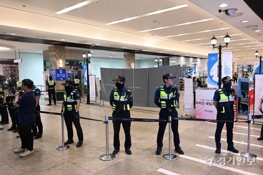 3일 오후 성남시 분당구 서현역에서 묻지마 흉기 난동이 발생해 경찰이 현장을 통제하고 있다. 조주현기자