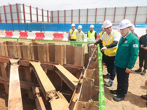 South Korean Minister of Trade, Industry, and Energy Lee Chang-yang inspects the construction site of power transmission facilities in Dangjin, South Chungcheong Province, on Aug. 2. [Courtesy of Ministry of Trade, Industry, and Energy]