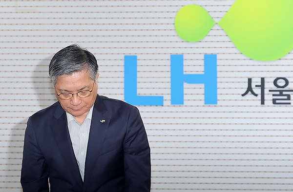 Lee Han-jun, the chief executive officer of LH, apologizes for the recent omission of steel bars in LH apartments at an emergency meeting held at the LH Seoul headquarters in Gangnam, Seoul, on Aug. 2. [Photo by Yonhap]