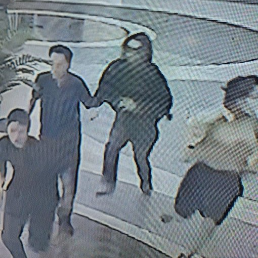 검은색 후드티를 입고 선글라스를 낀 남성이 서현역 인근에서 흉기를 휘두르고 있다. [사진출처 = X(옛 트위터)]