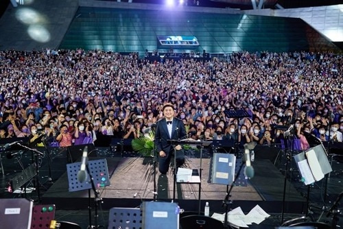 김호중이 ‘세계 3대 테너’ 플라시도 도밍고의 내한 공연 무대에 올라 화제가 됐다. 사진=생각엔터테인먼트