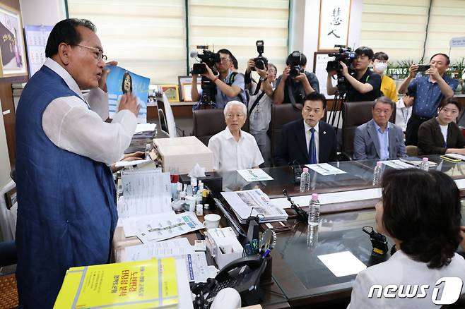 (서울=뉴스1) 국회사진취재단 = 김호일 대한노인회장이 3일 오전 서울 용산구 대한노인회 중앙회에서 '노인 폄훼' 발언 사과를 위해 방문한 김은경 더불어민주당 혁신위원장과 대화를 나누고 있다. 2023.8.3/뉴스1  Copyright (C) 뉴스1. All rights reserved. 무단 전재 및 재배포 금지.