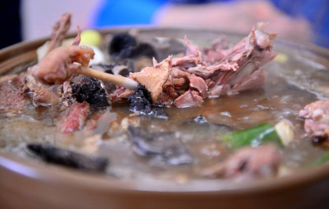 경기 연천 ‘금수강산’의 오리백숙.