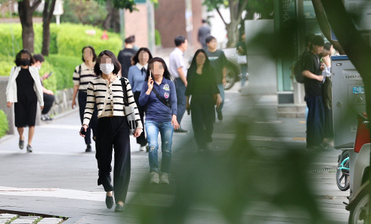 서울 영등포구 여의도에서 출근길에 나서고 있는 직장인들. 연합뉴스 자료사진