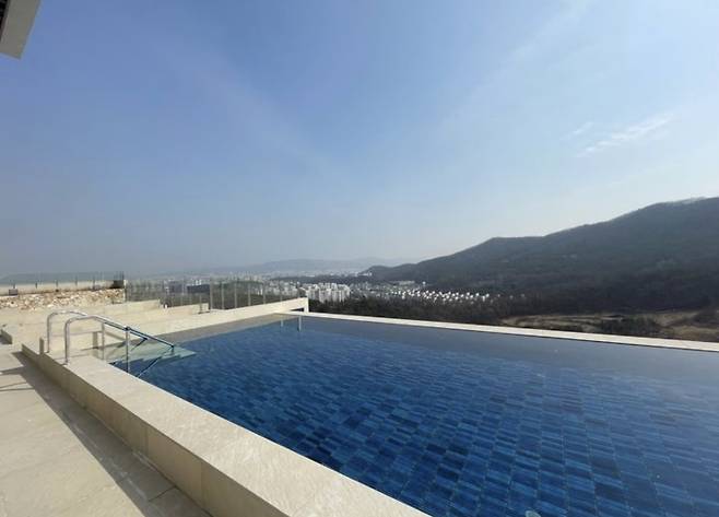 서울 강남구 개포동 ‘개포자이프레지던스’ 커뮤니티 시설 중 하나인 인피니티풀 모습. [호갱노노 갈무리]