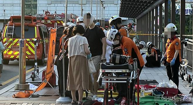 부상자들이 치료를 받고 있다. 이상섭 기자